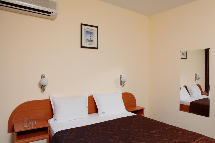 Hotel Yanis Лозенец Екстериор снимка